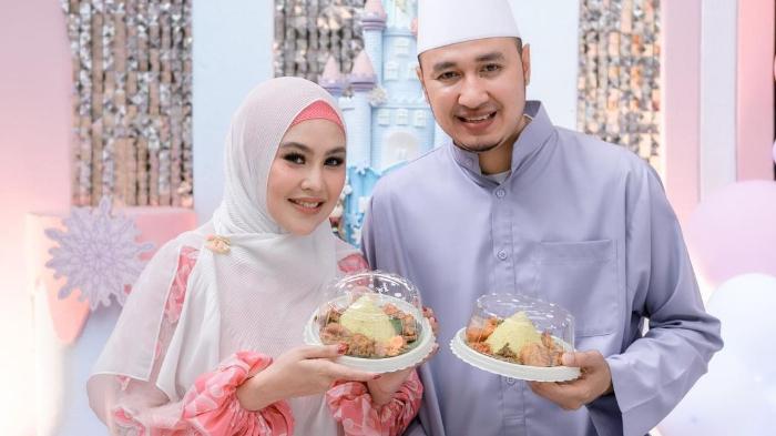 kartika-putri-kiri-dan-suaminya-habib-usman-bin-yahya-kiri-87467.jpg