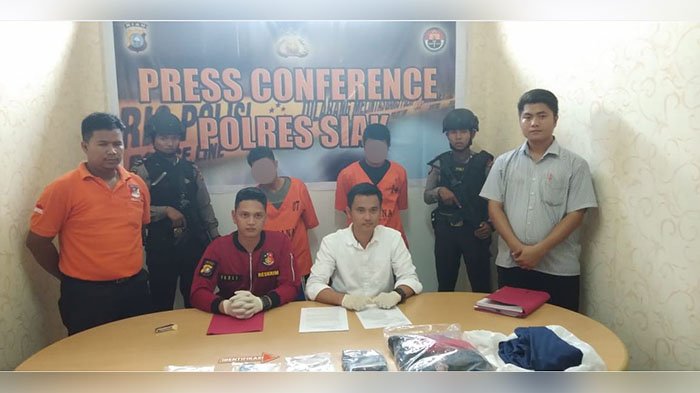 kasat-reskrim-polres-siak-akp-hidayat-perdana-menghadirkan-2-pelaku-curas-dan-pemerkosaan_20180924_200635.jpg