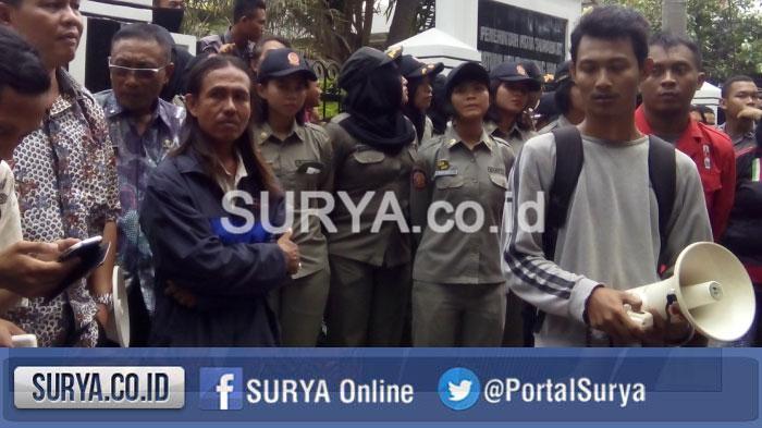 kasatpol-pp-irvan-widianto-menerima-para-pendemo-dari-gmni_20151211_144705.jpg