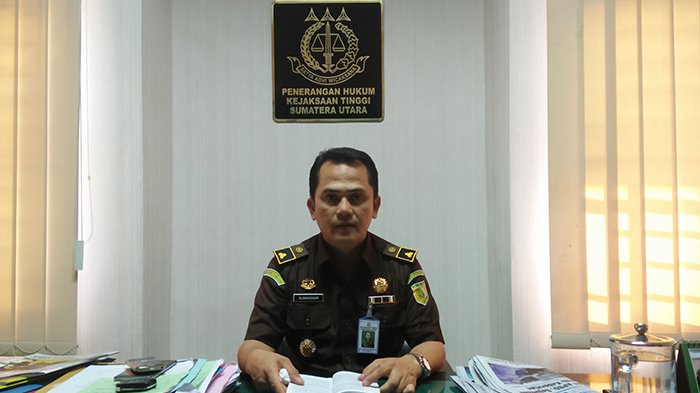 kasi-penkum-kejati-sumut-sumanggar-siagian-sh-mh_20180713_143129.jpg