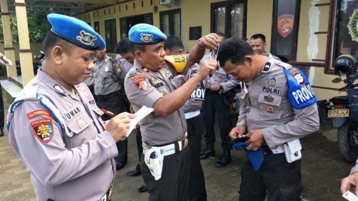 kasi-propam-polres-maros-iptu-hamzah-mencukur-rambut-personel.jpg