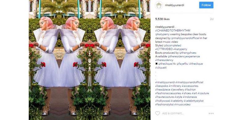 katy-perry-mengenakan-boots-rancangan-desainer-asaal-indonesia_20170224_230316.jpg