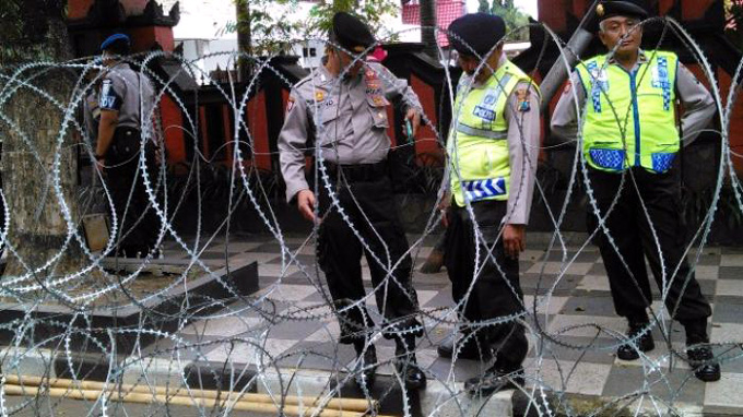 kawat-berduri-di-depan-kantor-pemkot-batu_20150105_103900.jpg