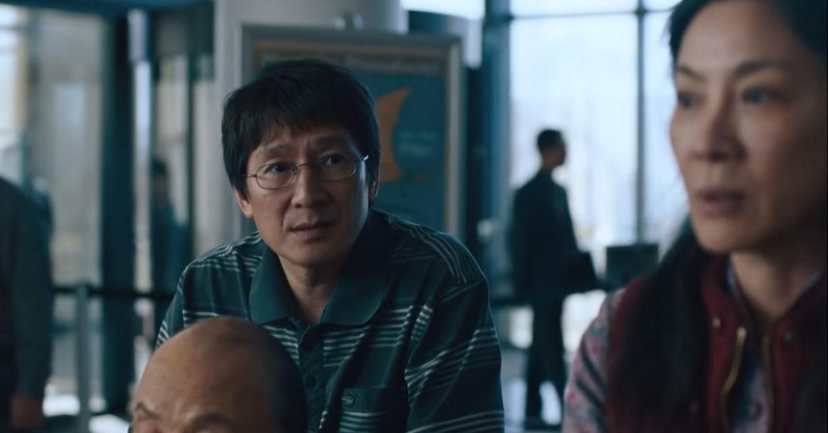 ke-huy-quan-sebagai-waymond-wang-di-film-everything-everywhere-all-at-once-7.jpg