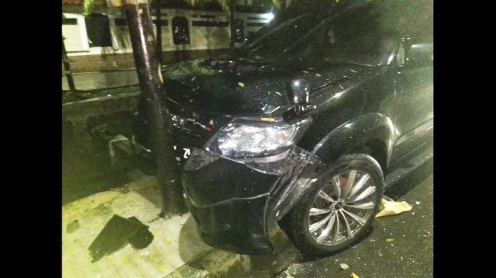keadaan-mobil-setya-novanto-karena-menabrak-tiang-listrik-tapi-warga-menilai-ini-janggal_20171120_142009.jpg