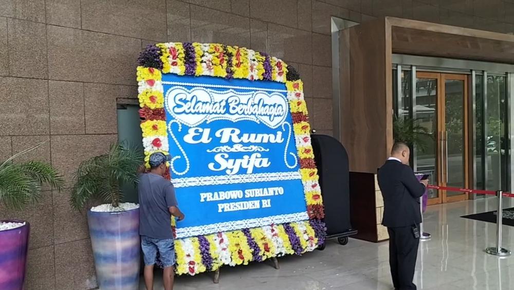 EL RUMI NIKAH - Karangan bunga Presiden Prabowo dan keamanan diperketat jelang kedatangannya, di Raffles Jakarta, kawasan Kuningan, Jakarta Selatan, Minggu (26/4/2026).