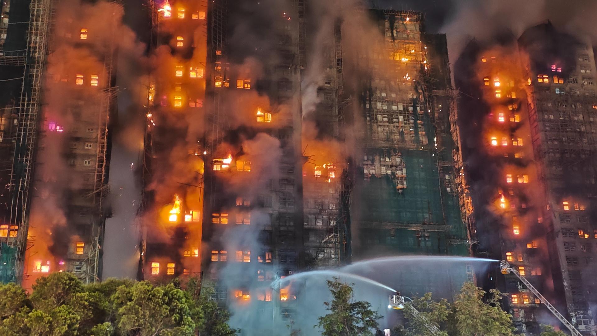 BERITA POPULER INTERNASIONAL - Foto yang diambil pada 26 November 2025 ini menunjukkan tim penyelamat bekerja di lokasi kebakaran bangunan tempat tinggal di Hong Kong