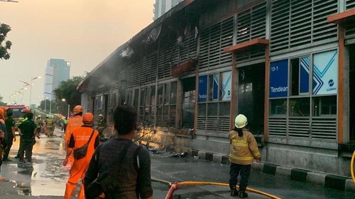 kebakaran-halte-transjakarta-kapten-tendean-nihhhh.jpg
