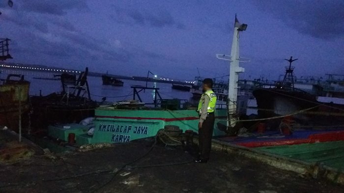 kebakaran-kapal-di-pelabuhan-benoa_20180713_105923.jpg
