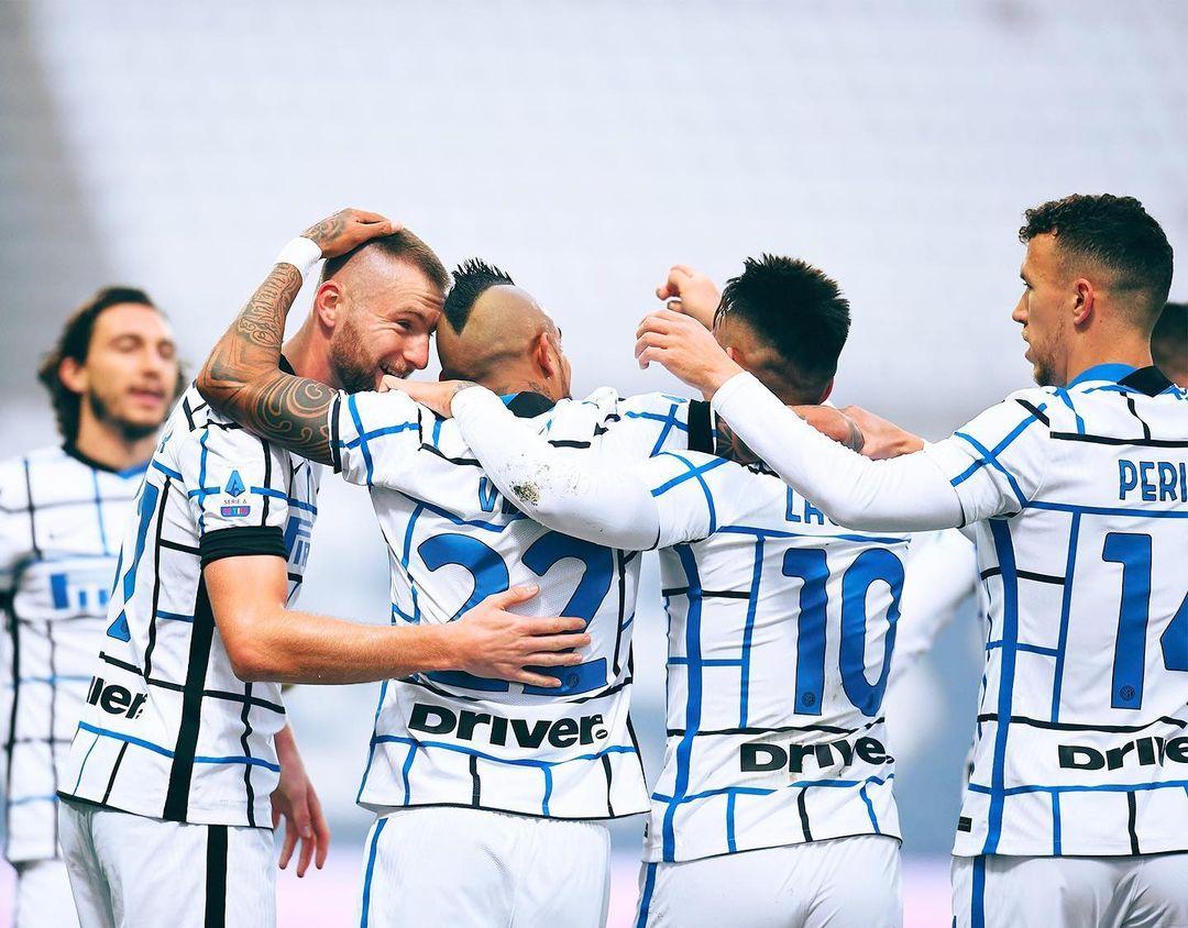 kebersamaan-inter-milan-saat-merayakan-kemenangan-lawan-sassuolo.jpg