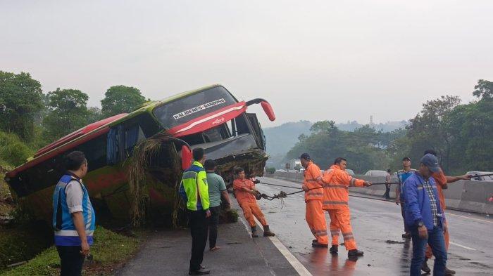 kecelakaan-bus-arimbi-di-tol-cipularang-sdfv-qe3rv-werv.jpg