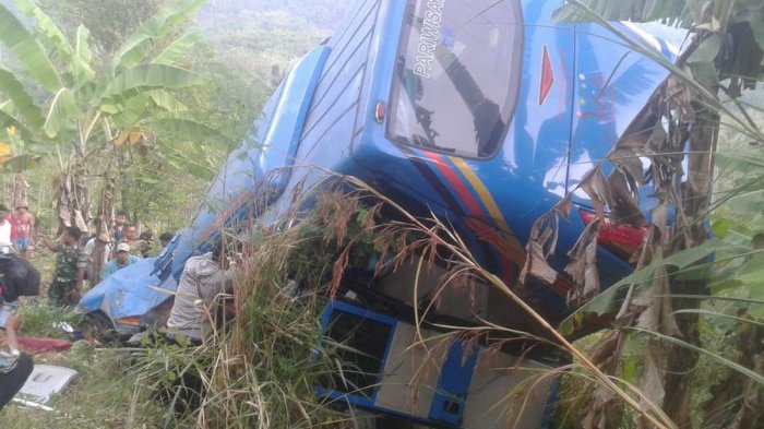 kecelakaan-bus-yang-mengangkut-puluhan-karyawan-pt-catur-putra-group-m_20180908_163627.jpg