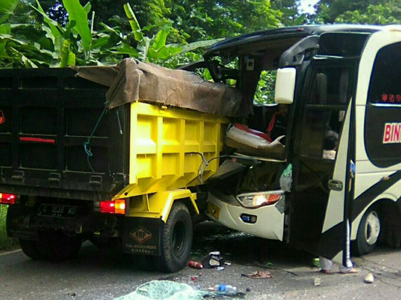 kecelakaan-igir-petir-bus-dan-truk1_20180408_155047.jpg