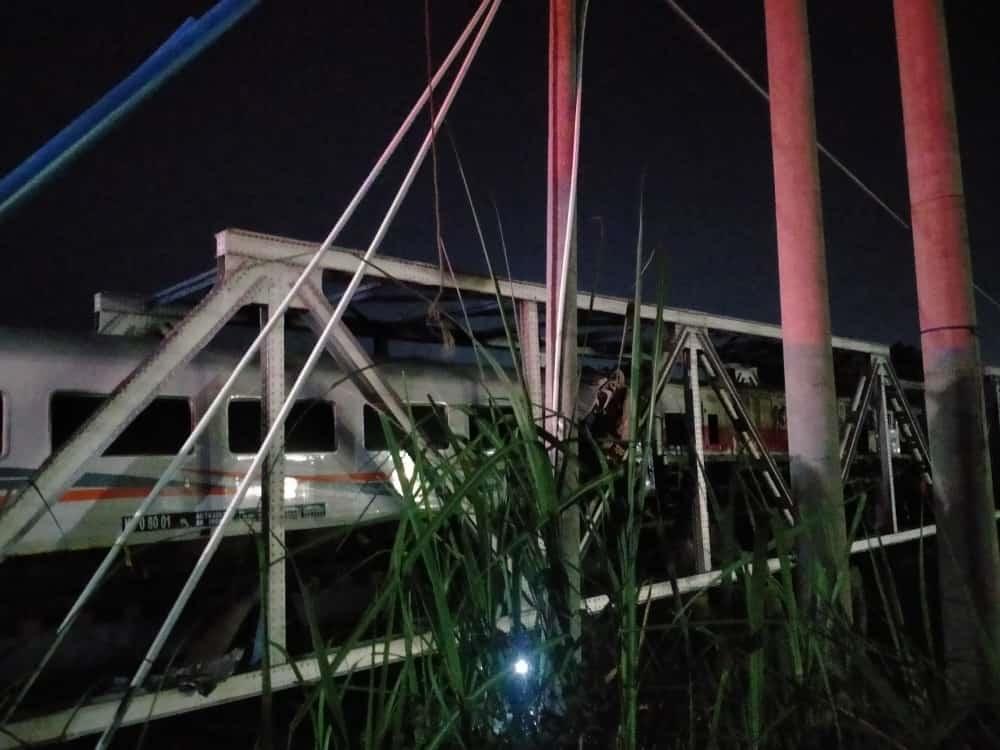 kecelakaan-kereta-api-di-semarang24.jpg