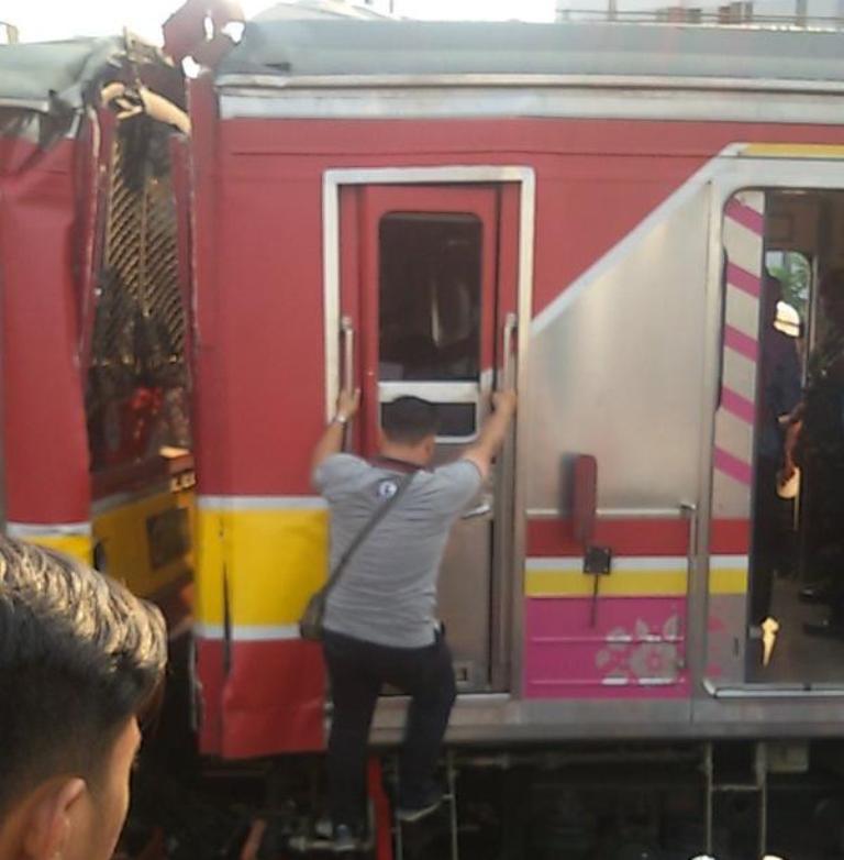 kecelakaan-kereta-commuterline-di-stasiun-juanda_20150923_160629.jpg