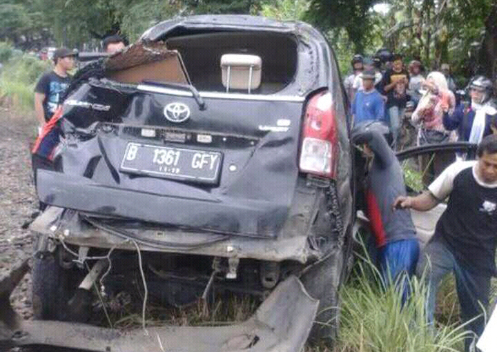Kereta Argo Muria Terjang Mobil Avanza di Comal, KAI: Sopir Mobil Tak Hati-hati