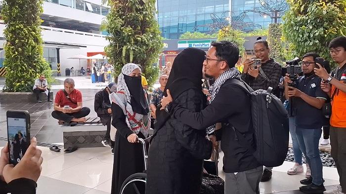 Setelah Sebulan Jalani Misi Global Sumud Flotilla, Husein Gaza Lepas Rindu dengan Ibu dan Istrinya