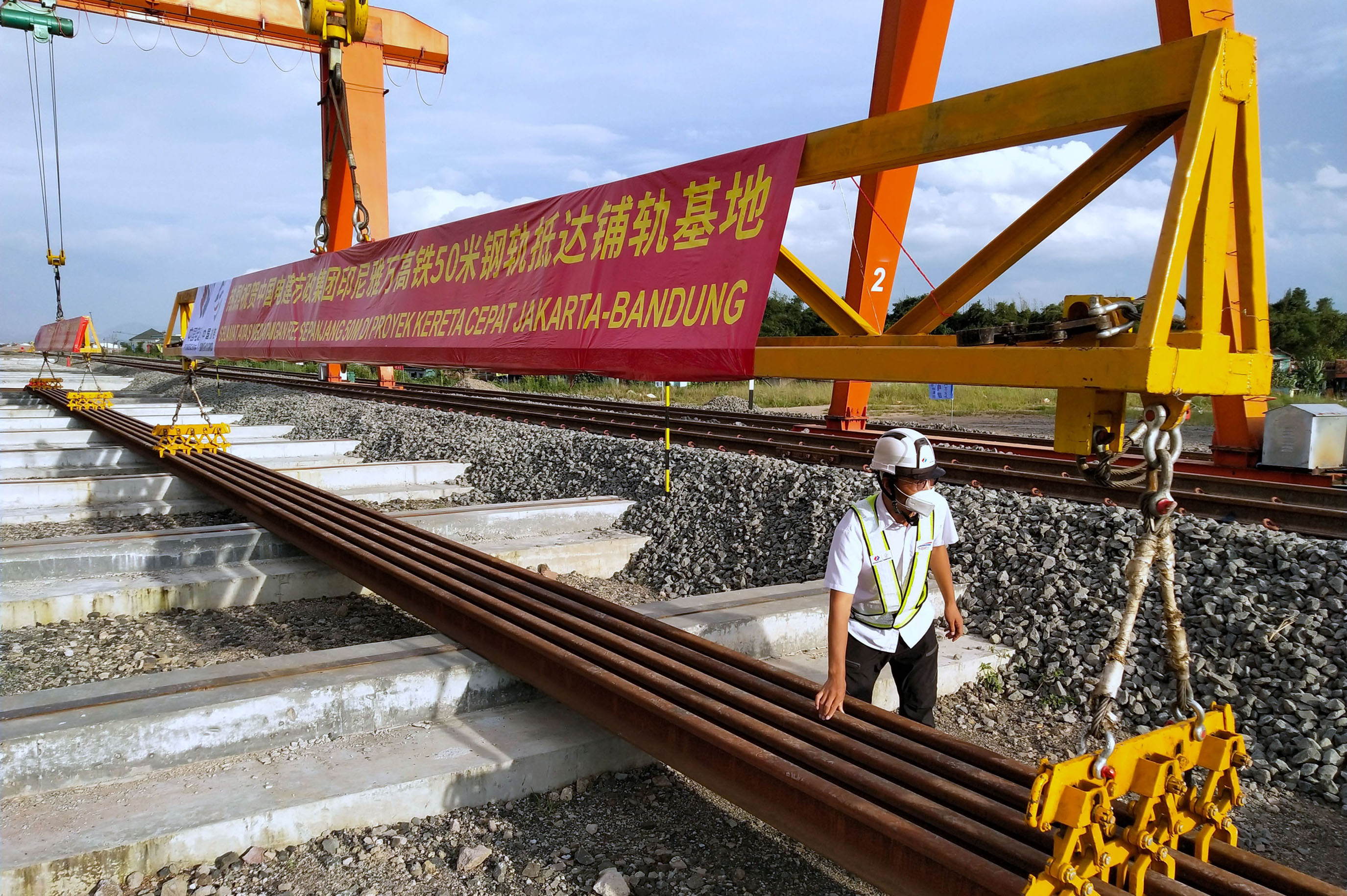 kedatangan-perdana-rel-kcjb-di-depo-kereta-cepat-tegalluar_20210407_203949.jpg