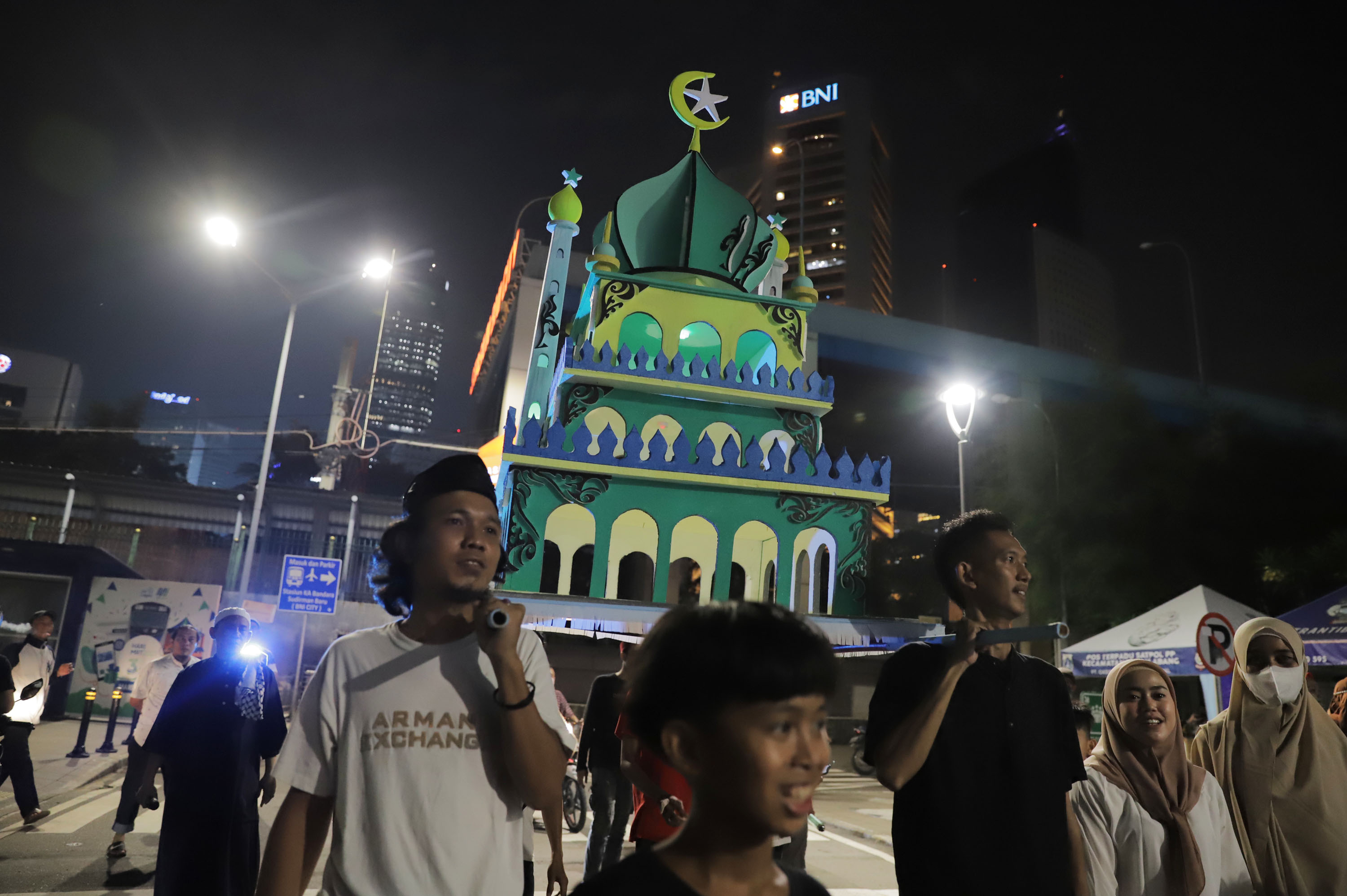 kegembiraan-malam-takbiran-di-jakarta_20220502_000145.jpg