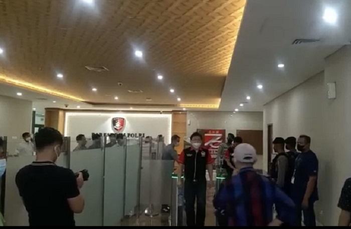 kejaksaan-negeri-jakarta-selatan-menjemput-paksa-advokat-alvin-lim-di-bareskrim-polri-1.jpg
