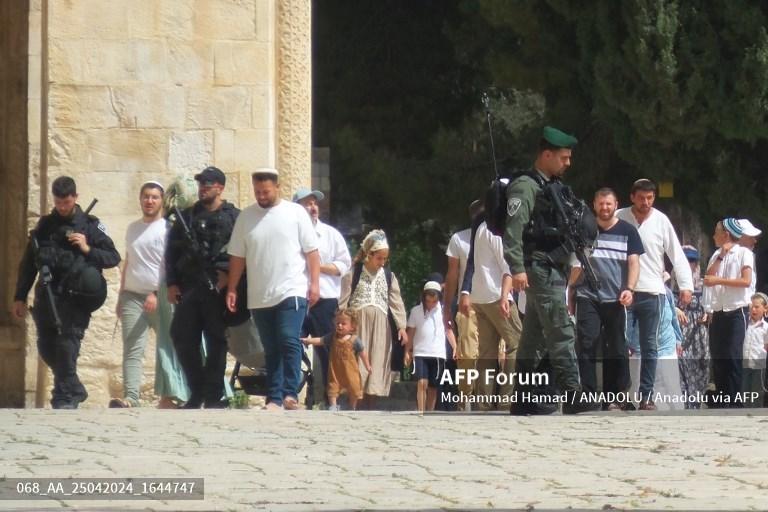kelompok-aktivis-pemukim-yahudi-mengunjungi-kompleks-masjid-al-aqsa-palestina.jpg