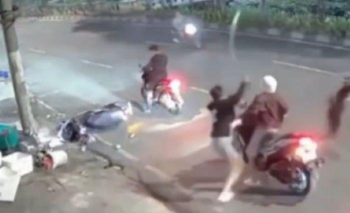 Dikejar Kelompok Bersajam di Tambora, Pemuda Bonceng Tiga Tabrak Tiang Lalu Kabur