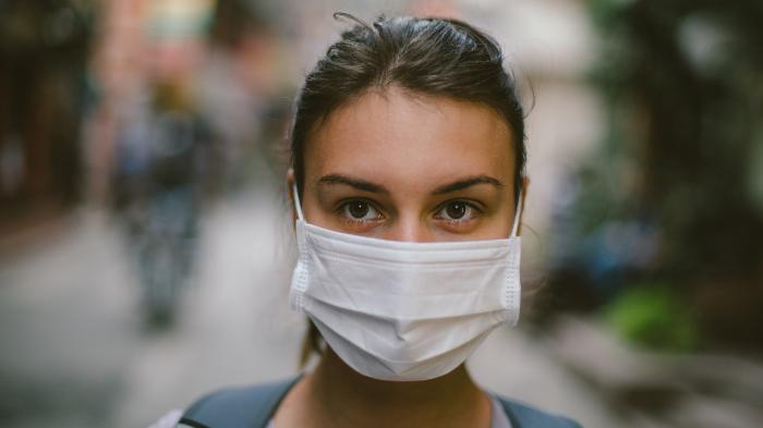 Perlukah Mengenakan Masker Saat Berada di Rumah? Ini Kata Dokter Paru