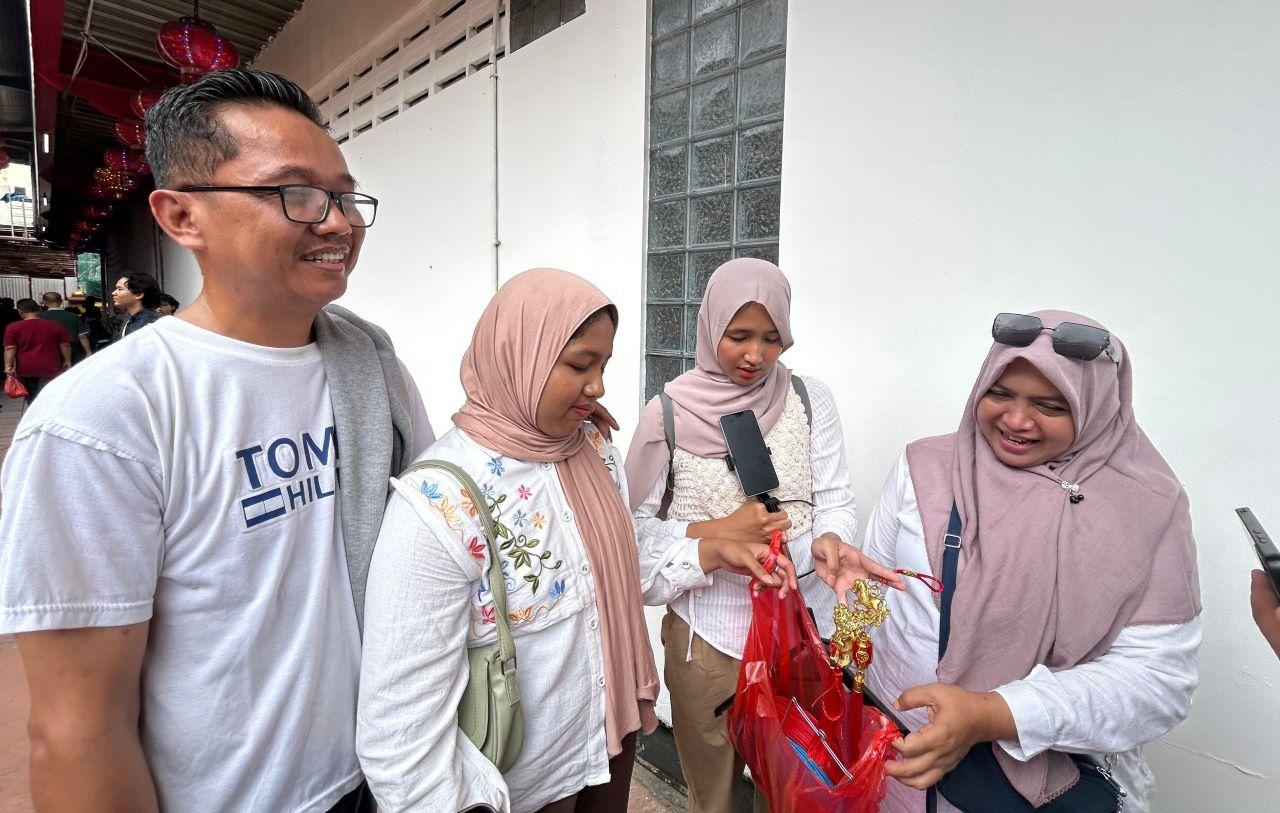 Saat Keluarga Muslim dari Purwokerto Wisata Imlek di Vihara Dharma Bhakti Jakarta