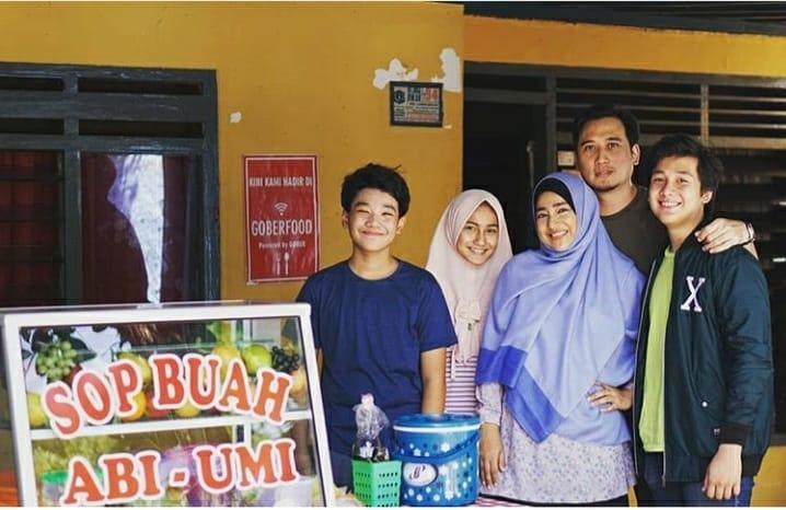 keluarga-abi-umi-di-tukang-ojek-pengkolan.jpg