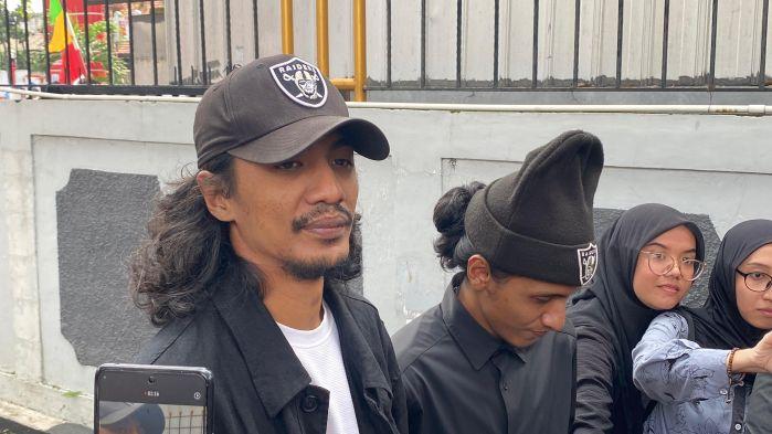 keluarga-beri-dukungan-di-sidang-Vadel-Badjideh.jpg