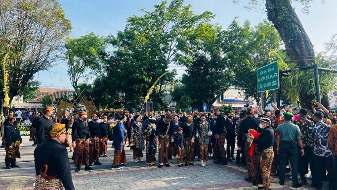 keluarga-besar-jokowi-tiba-di-loji-gandrung.jpg