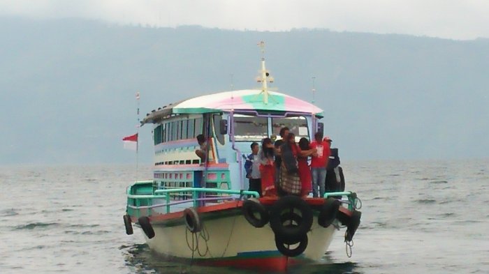 keluarga-dari-korban-hilang-km-sinar-bangun-menaburkan-sesa_20180622_214259.jpg