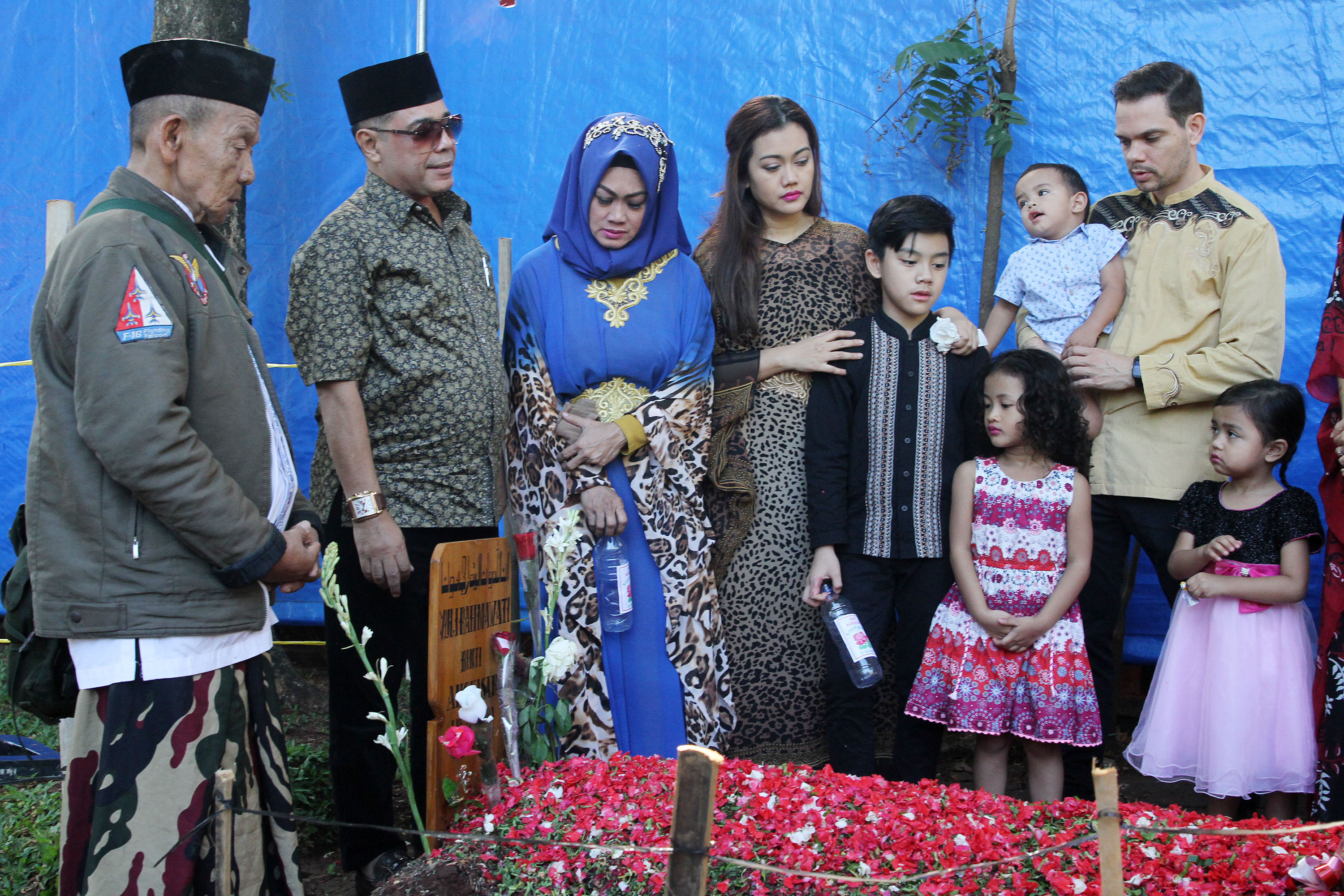 keluarga-jupe-ziarah-ke-makam_20170625_165018.jpg