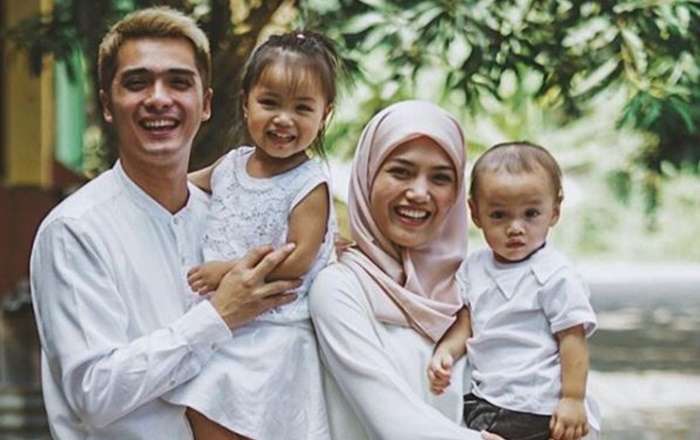 keluarga-kecil-ricky-harun-dan-herfiza-novianti_20180408_163701.jpg