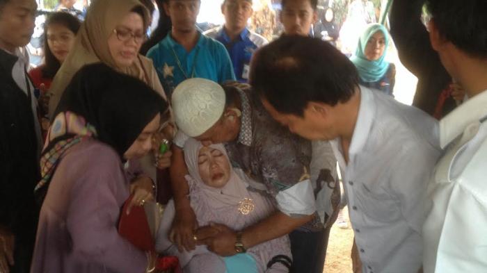 keluarga-korban-aviastar-pingsan_20151006_175018.jpg
