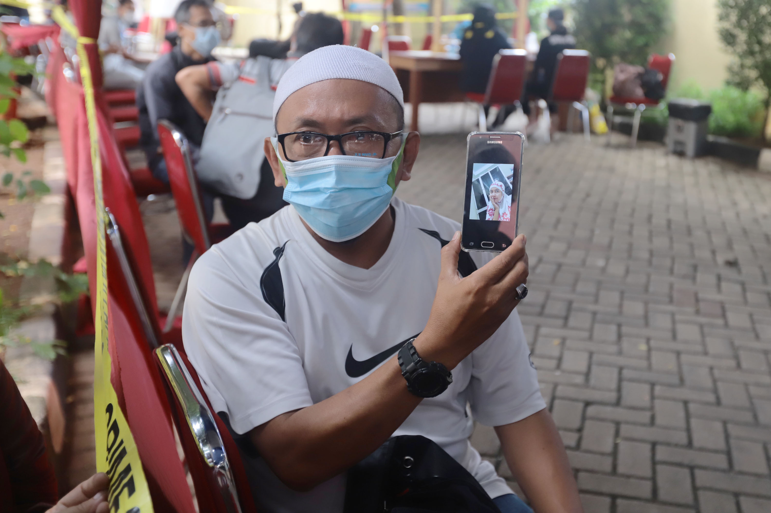 keluarga-korban-jatuhnya-sriwijaya-air-sj182-datangi-posko-antemortem-rs-polri_20210112_151140.jpg