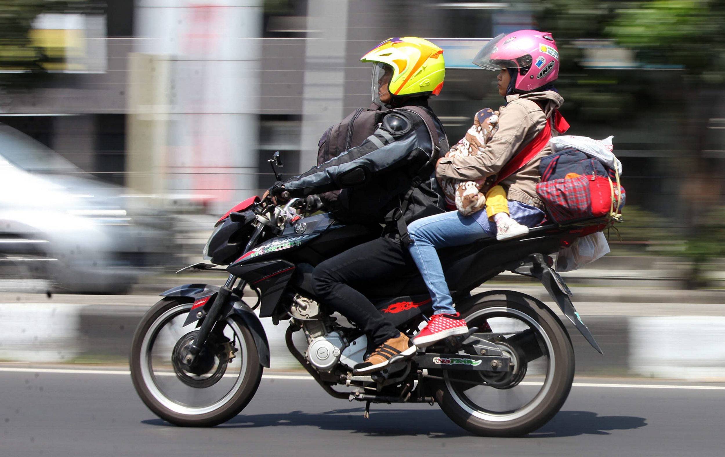 keluarga-mudik-sepeda-motor_20180612_111510.jpg