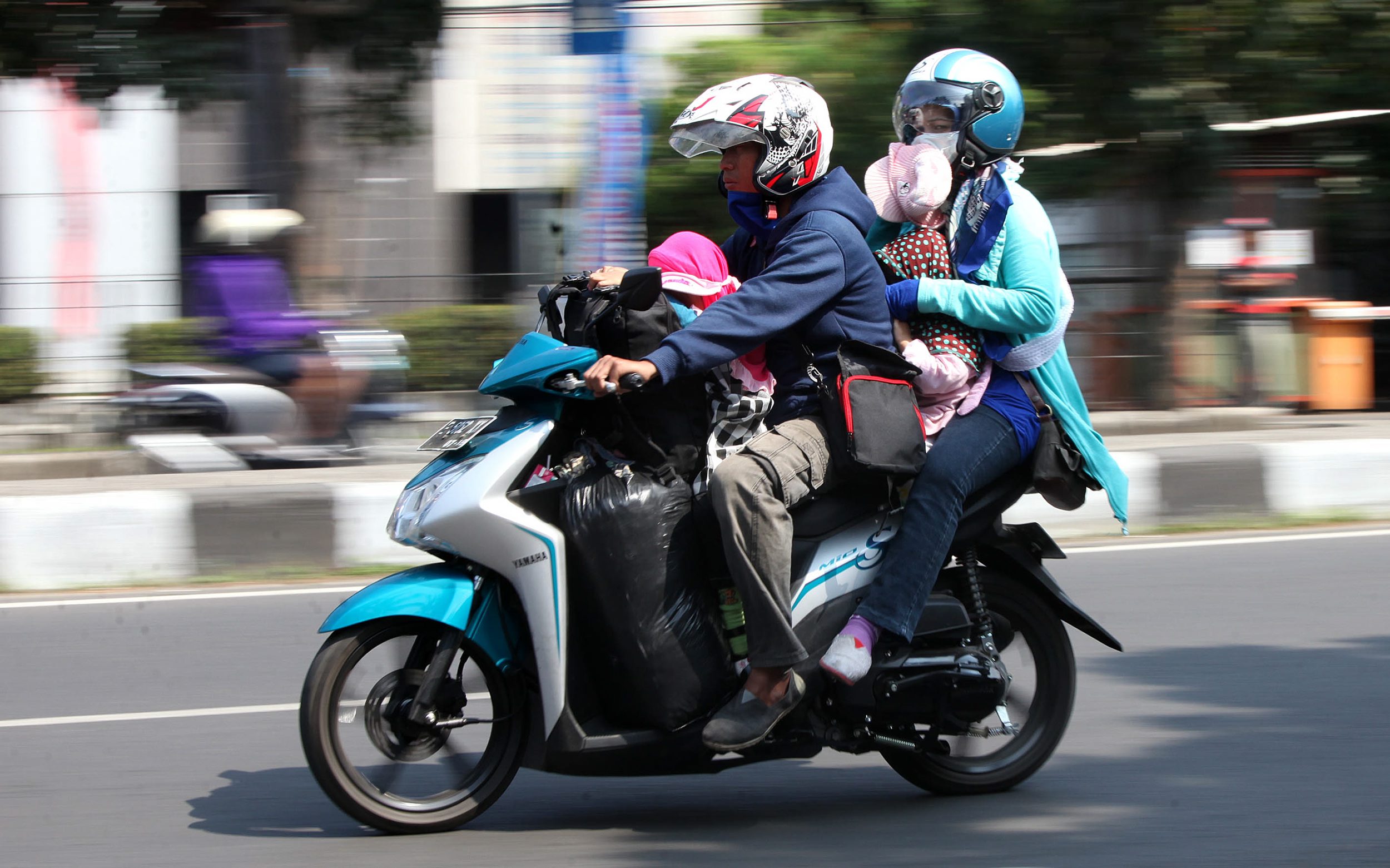 keluarga-mudik-sepeda-motor_20180612_112303.jpg