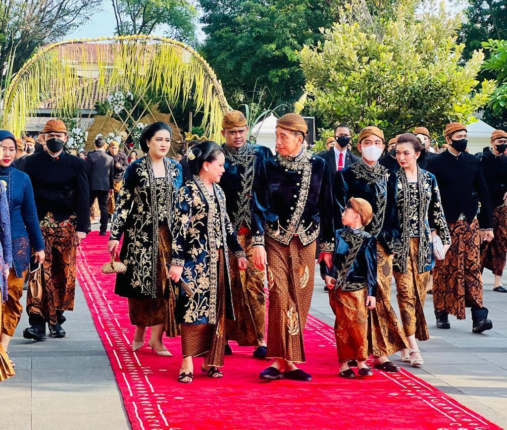 keluarga-presiden-jokowi-hadir-di-loji-gandrung-di-pernikahan-kaesang-pa.jpg