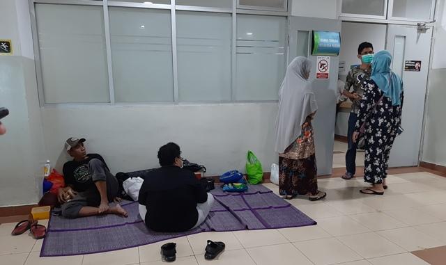 keluarga-tati-sumirah-saat-menunggu-di-ruang-tunggu-pasien-rsup-persahabatan.jpg