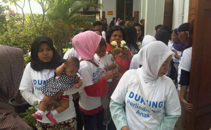 keluarga-terdakwa-cleaning-service-membagi-bagikan-mawar_20141210_170224.jpg