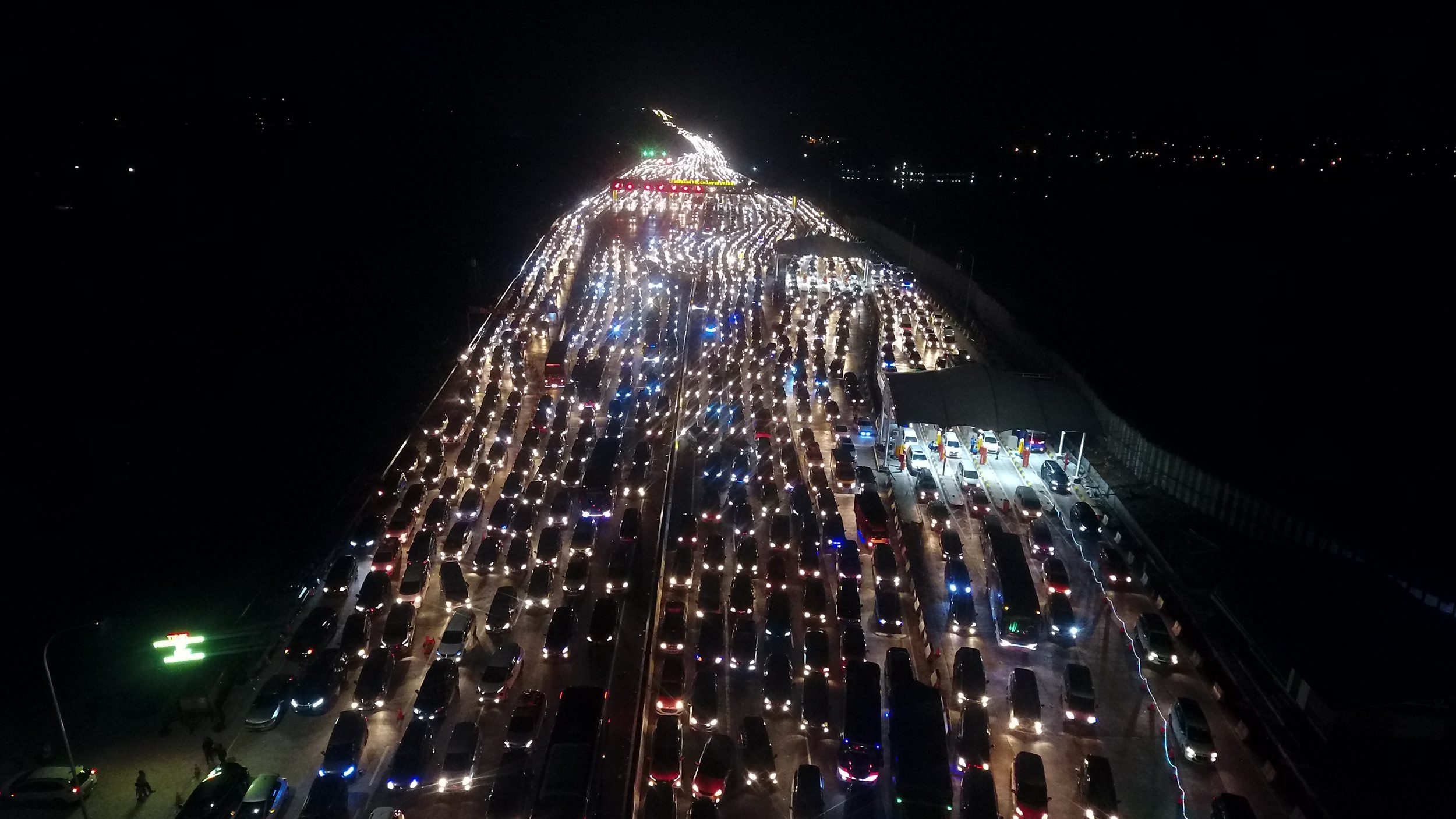 kemacetan-arus-balik-lebaran-gerbang-tol-cikampek-utama_20190610_120739.jpg