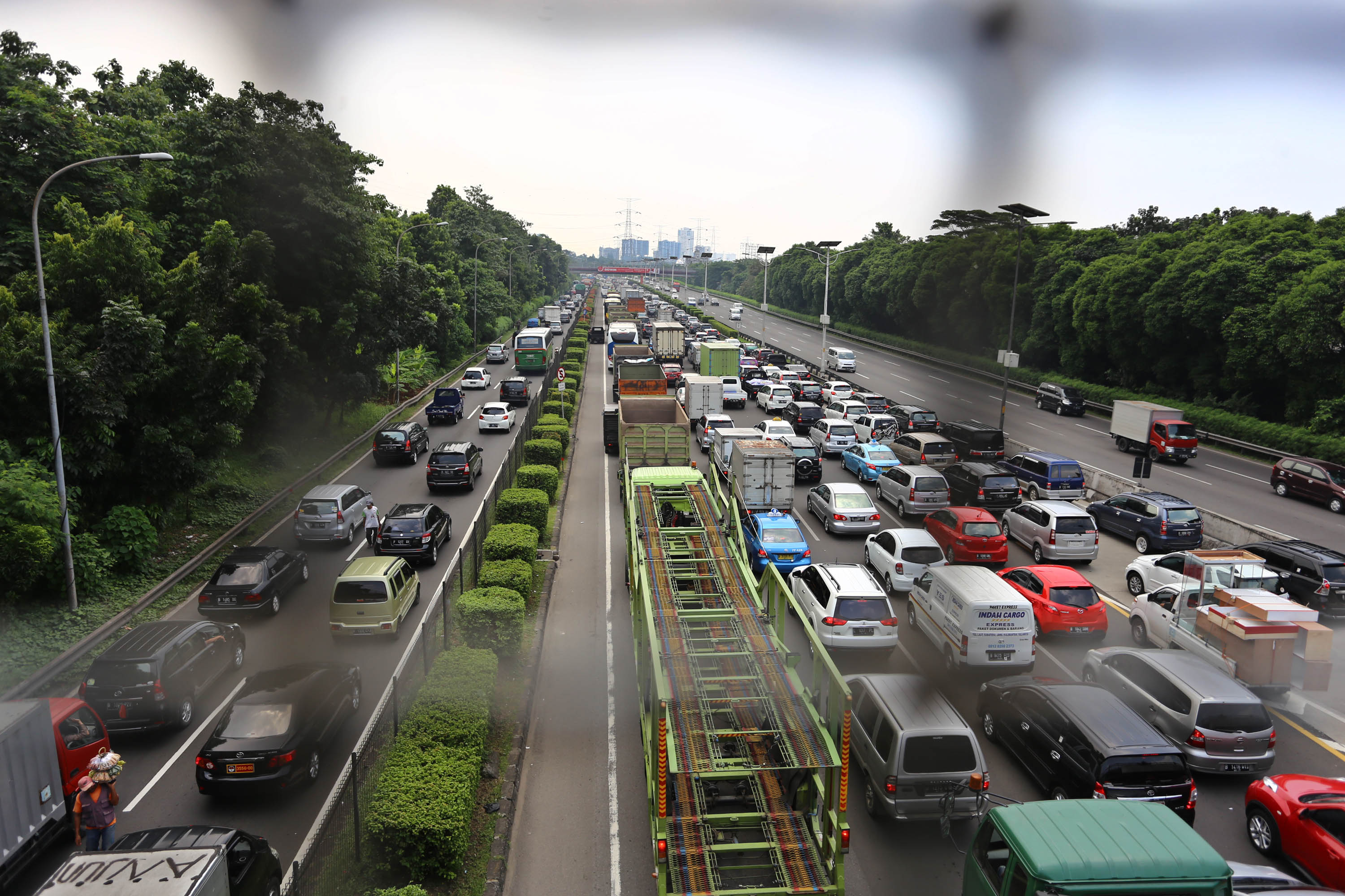 kemacetan-tak-kenal-waktu-di-jakarta_20150507_170155.jpg