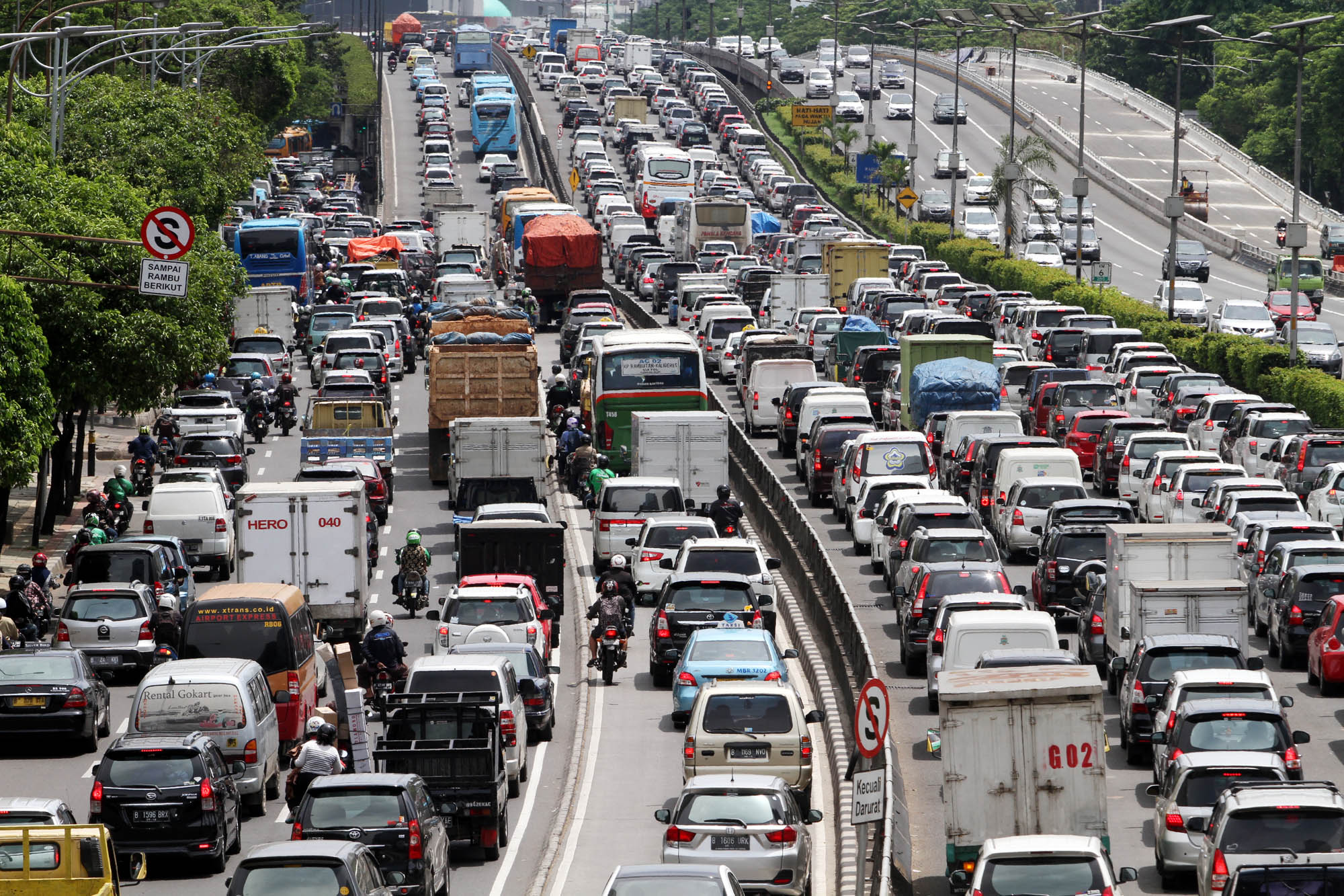 kemacetan-tol-dalam-kota_20151225_010940.jpg