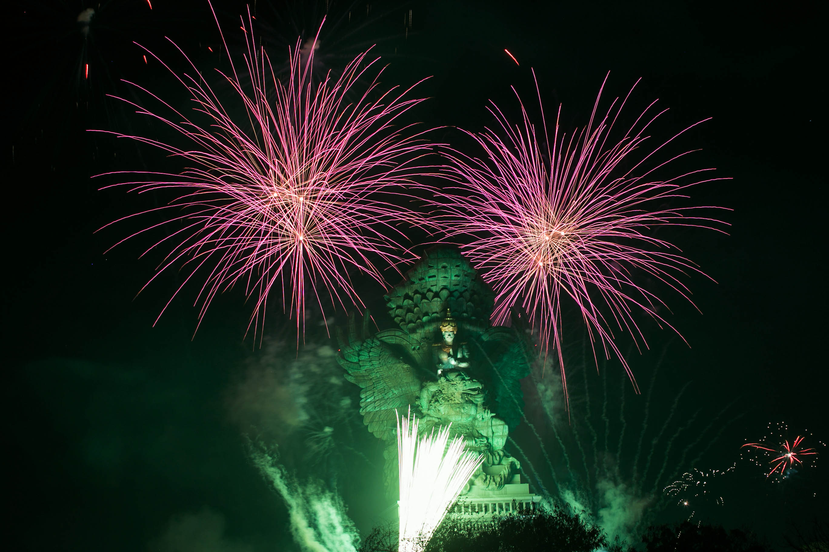 kembang-api-di-garuda-wisnu-kencana-bali-sambut-tahun-baru-2020_20200101_214112.jpg