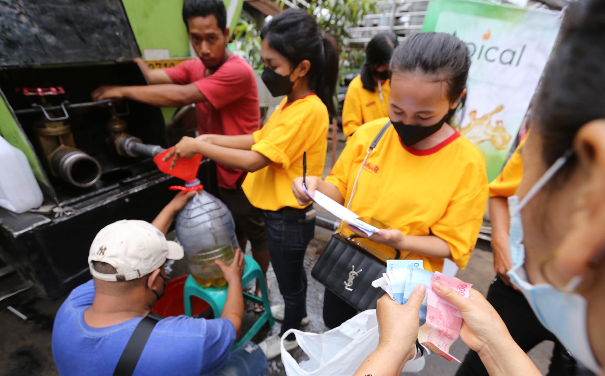 kemendag-operasi-pasar-minyak-goreng-di-kramat-jati_20220203_182522.jpg