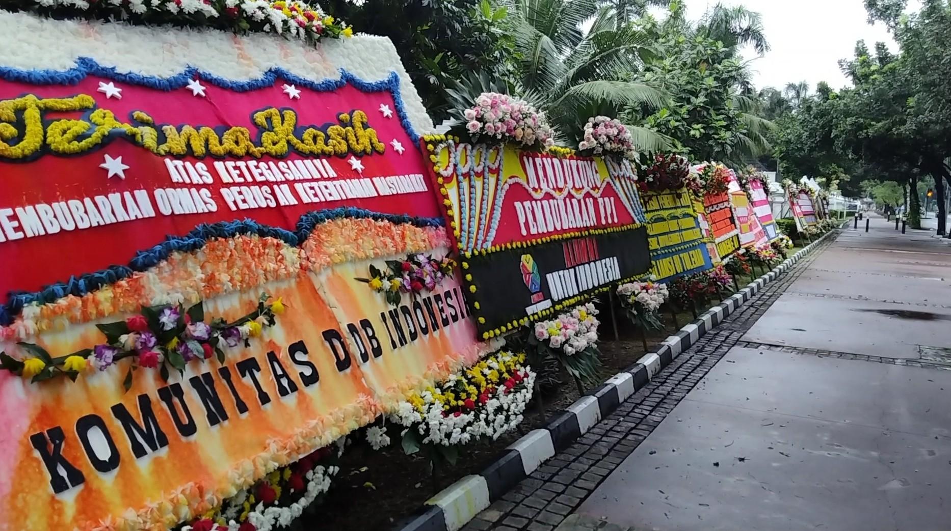 kemenko-polhukam-di-jalan-medan-merdeka-barat-jakarta-pusat-bunga-ucapan-sela.jpg