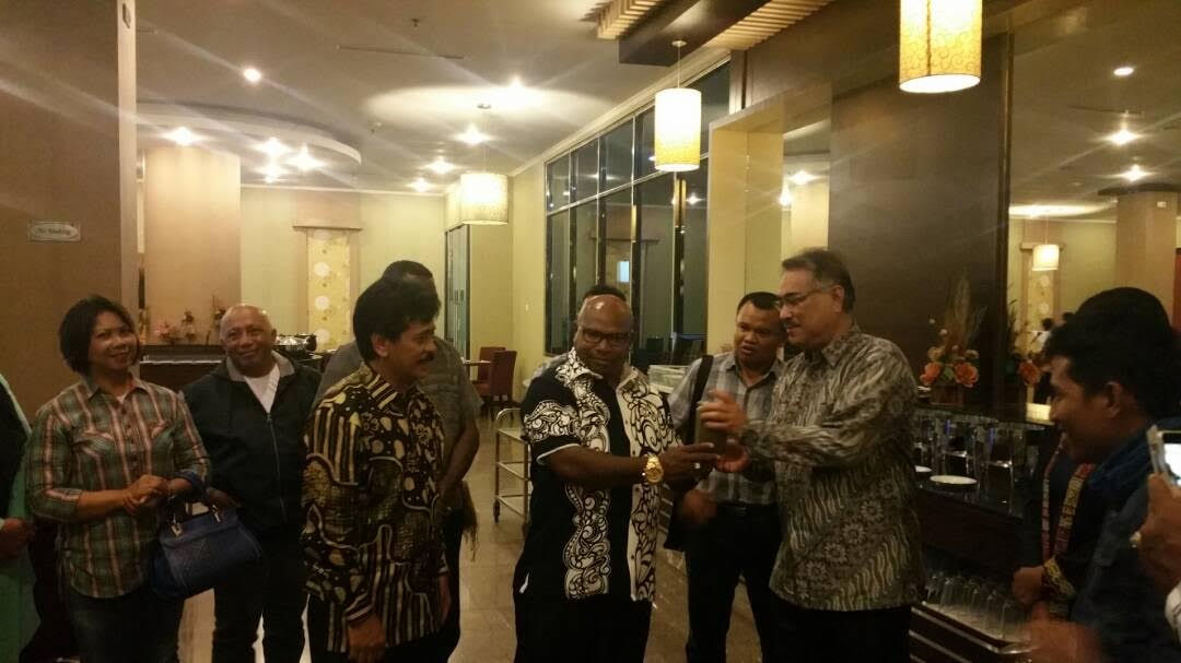 kemenpora-menerima-tanah-dan-air-dari-merauke_20170514_172254.jpg