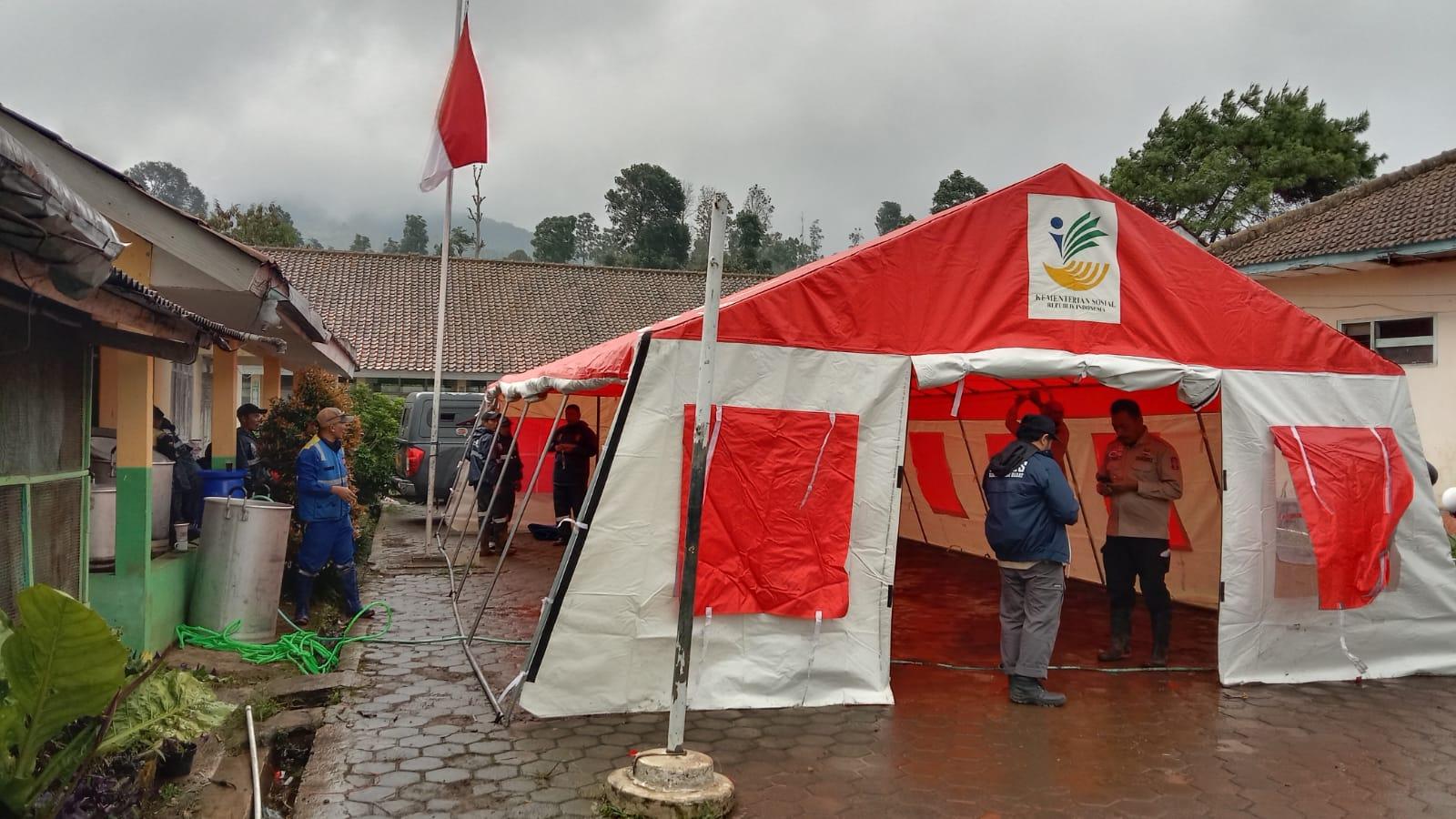 kemensos-kirim-bantuan-untuk-korban-lognsor-bandung-barat-2401.jpg