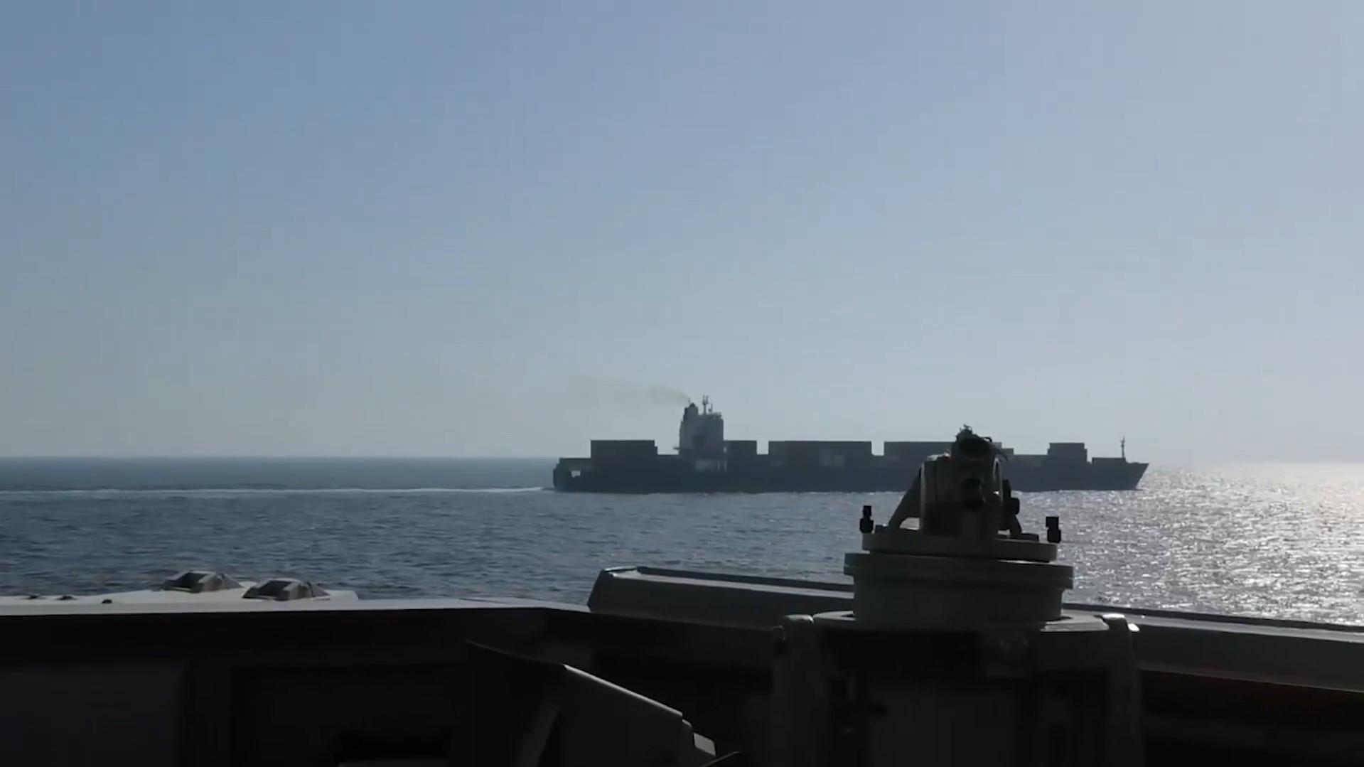 PERANG IRAN - Tangkap layar video yang diunggah CENTCOM memperlihatkan kapal perusak berpeluru kendali USS Spruance (DDG 111) mencegat M/V Touska milik Iran, 19 April 2026. Marinir AS kemudian menaiki dan menyita kapal tersebut. (X CENTCOM)